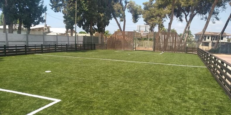 חידוש דשא סינטטי במגרש מיניפיץ